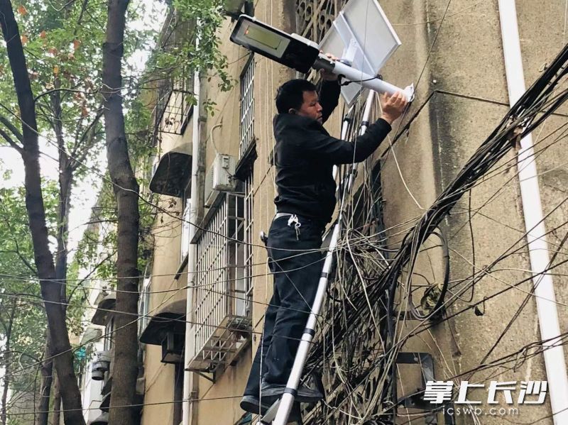 工作人員正在安裝路燈,。