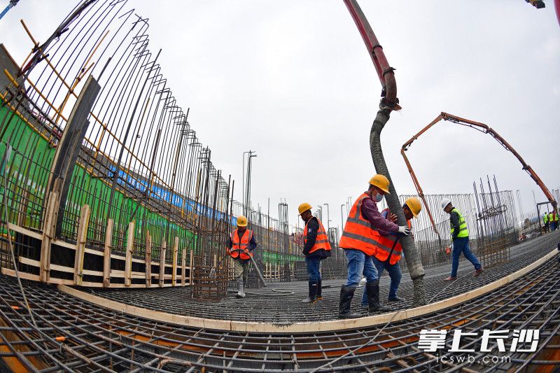 今年長沙扶持建筑企業(yè)做強(qiáng)做大,，積極提升企業(yè)競爭力，拓展建筑市場,。圖為長沙機(jī)場改擴(kuò)建工程綜合交通樞紐工程項(xiàng)目建設(shè)現(xiàn)場,。  長沙晚報全媒體記者 王志偉 攝