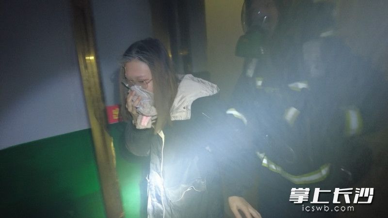 火災(zāi)發(fā)生后,，消防員引導(dǎo)住戶逃生,。
