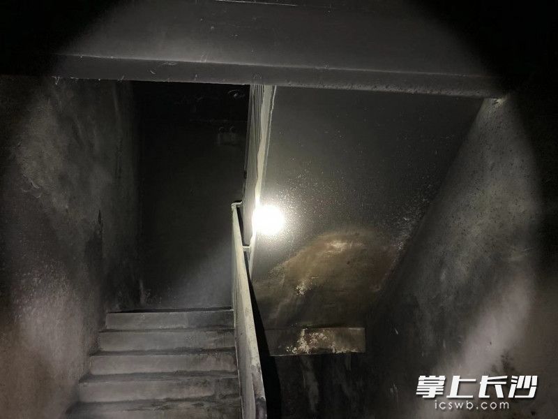 事發(fā)樓梯間被煙熏黑,。均為長(zhǎng)沙晚報(bào)通訊員 張佳欣 供圖