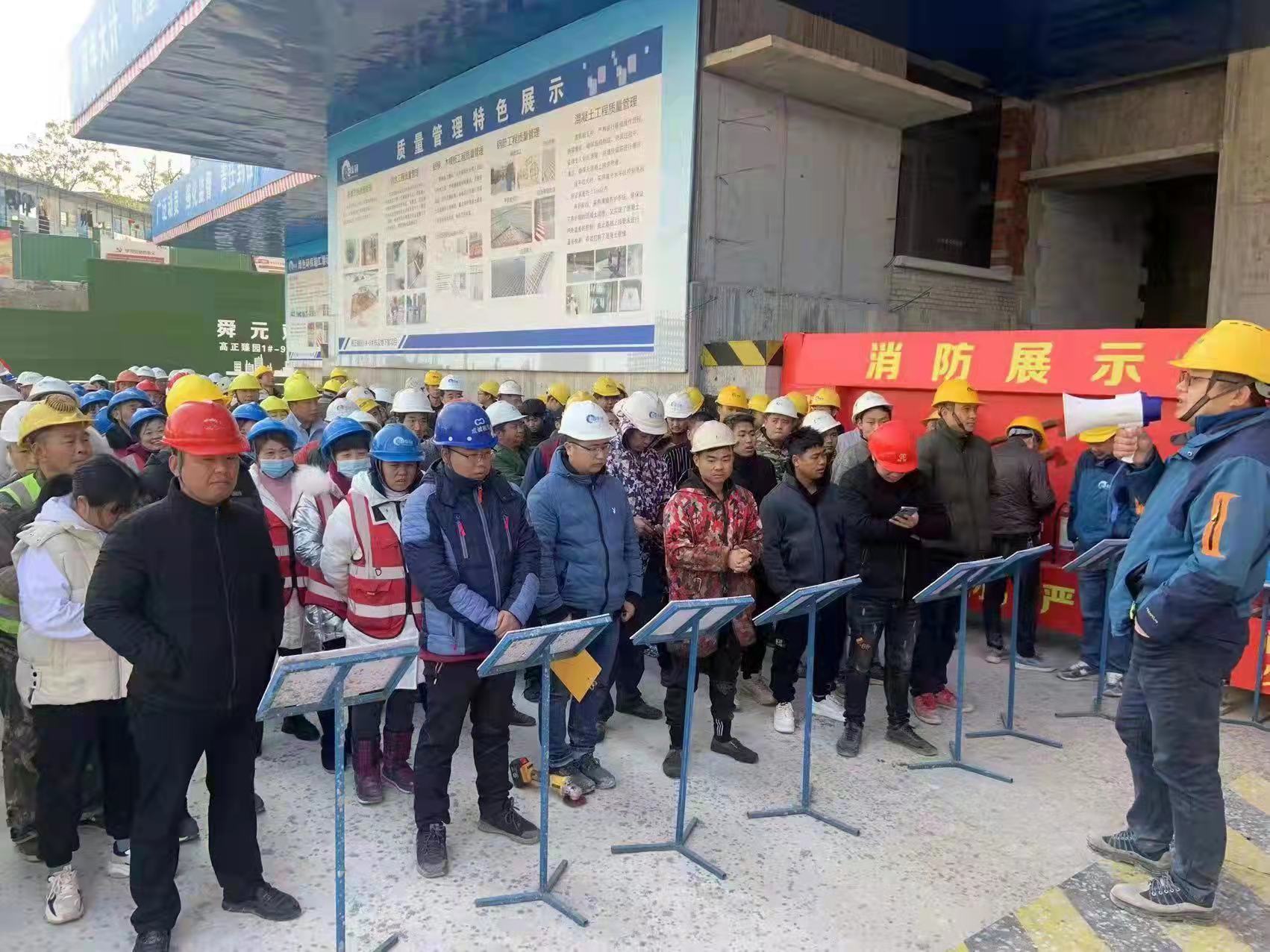 12月18日,，根據(jù)長沙市建筑施工安全生產(chǎn)專業(yè)委員會安排部署，全市所有在建項(xiàng)目、預(yù)拌混凝土生產(chǎn)及運(yùn)輸企業(yè)停工一天,，進(jìn)行全面安全生產(chǎn)警示教育和安全隱患自查自糾。長沙晚報(bào)全媒體記者 陳煥明 通訊員 肖日凡 攝影報(bào)道