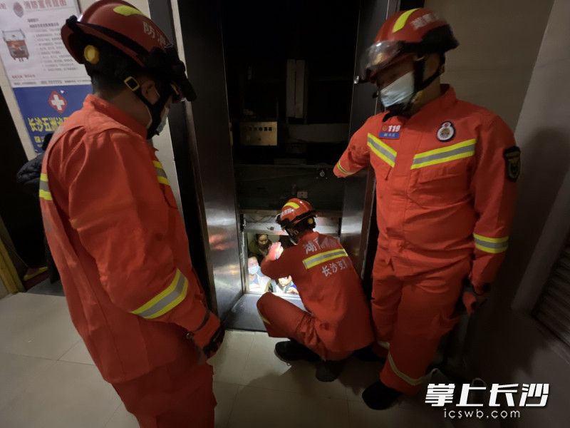 救援現(xiàn)場(chǎng),，消防指戰(zhàn)員逐一轉(zhuǎn)移電梯內(nèi)的被困人員,。長(zhǎng)沙晚報(bào)通訊員 胡宇波 供圖
