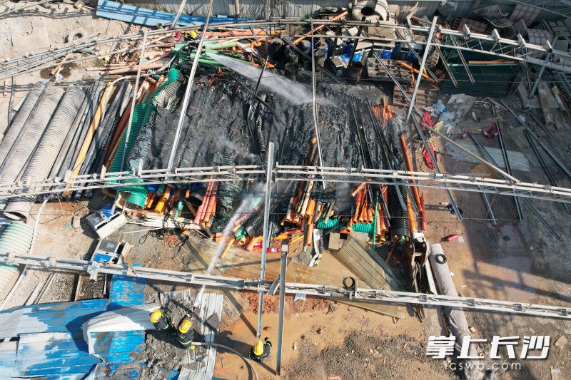 火災(zāi)現(xiàn)場冒出滾滾濃煙,，消防指戰(zhàn)員到場滅火,。均為長沙晚報通訊員 張佳欣 供圖