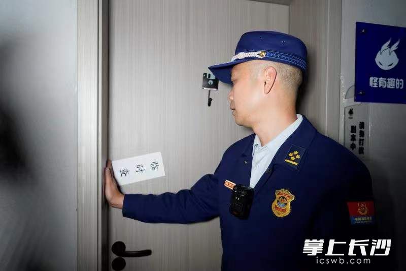 消防監(jiān)督員對二樓4間娛樂房間依法實(shí)施臨時(shí)查封。均為長沙晚報(bào)通訊員 馮運(yùn)文 供圖