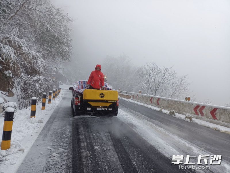 蕉溪嶺隧道，瀏陽市公路建設(shè)養(yǎng)護中心工作人員正在清除冰雪,。受訪者供圖