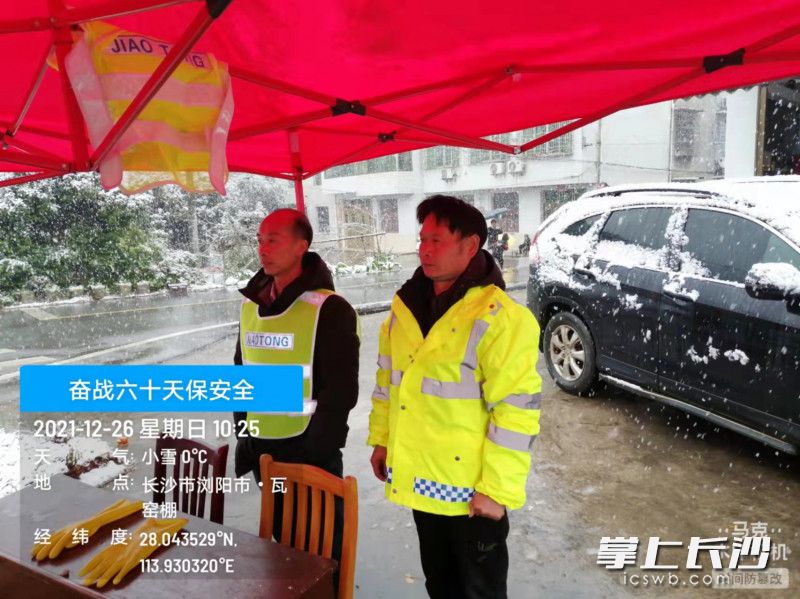 文家市鎮(zhèn)沙溪村,，鎮(zhèn)村干部,、熱心村民在重點路段輪班值守。受訪者供圖