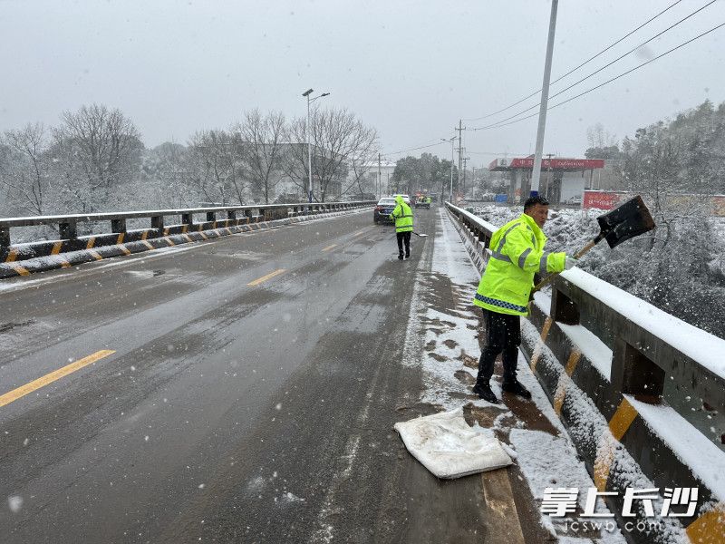 在永安鎮(zhèn)的各條主干道上,，都有人值守巡查,、掃雪。受訪者供圖