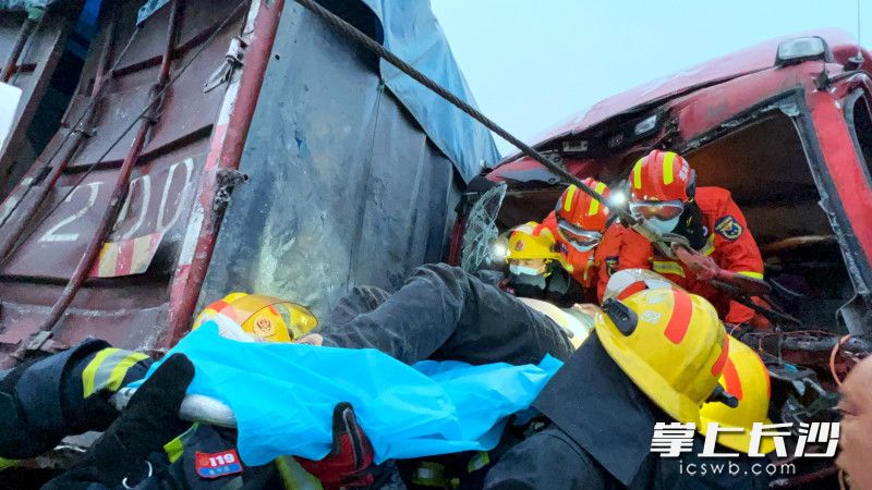 救援現(xiàn)場(chǎng)，消防救援人員破拆車輛,，將被困人員救出,。均為長(zhǎng)沙晚報(bào)通訊員 胡宇波 供圖