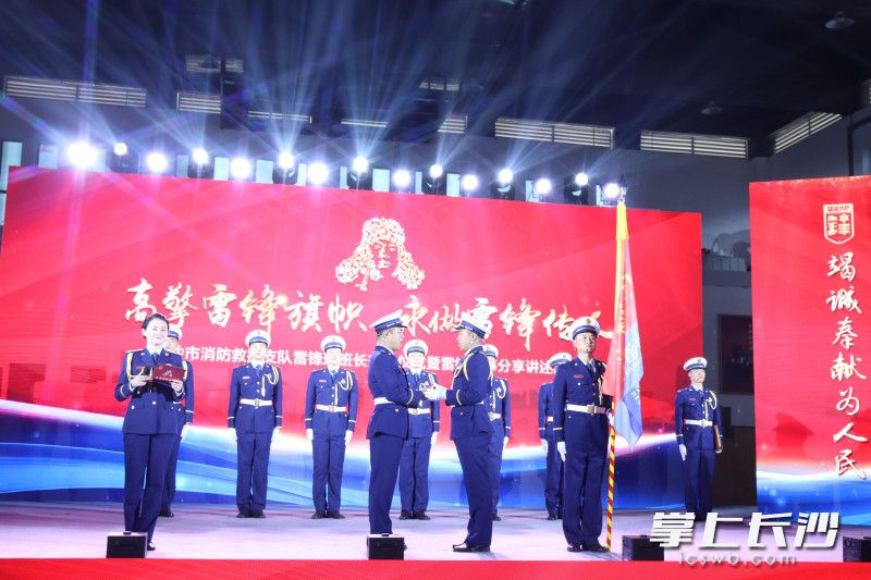 老班長張定軒與新任班長鄒璋進(jìn)行交接,。