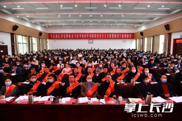 2021年3月14日,，全縣強(qiáng)園興工暨優(yōu)化營商環(huán)境攻堅年動員大會上，企業(yè)家們坐前排,、上獎臺,、站C位。