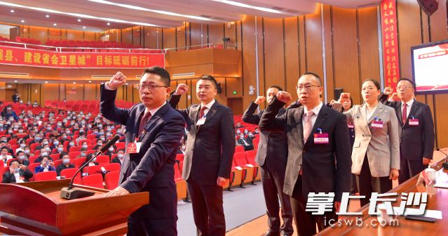新一屆縣政府班子成員集體向憲法莊嚴(yán)宣誓