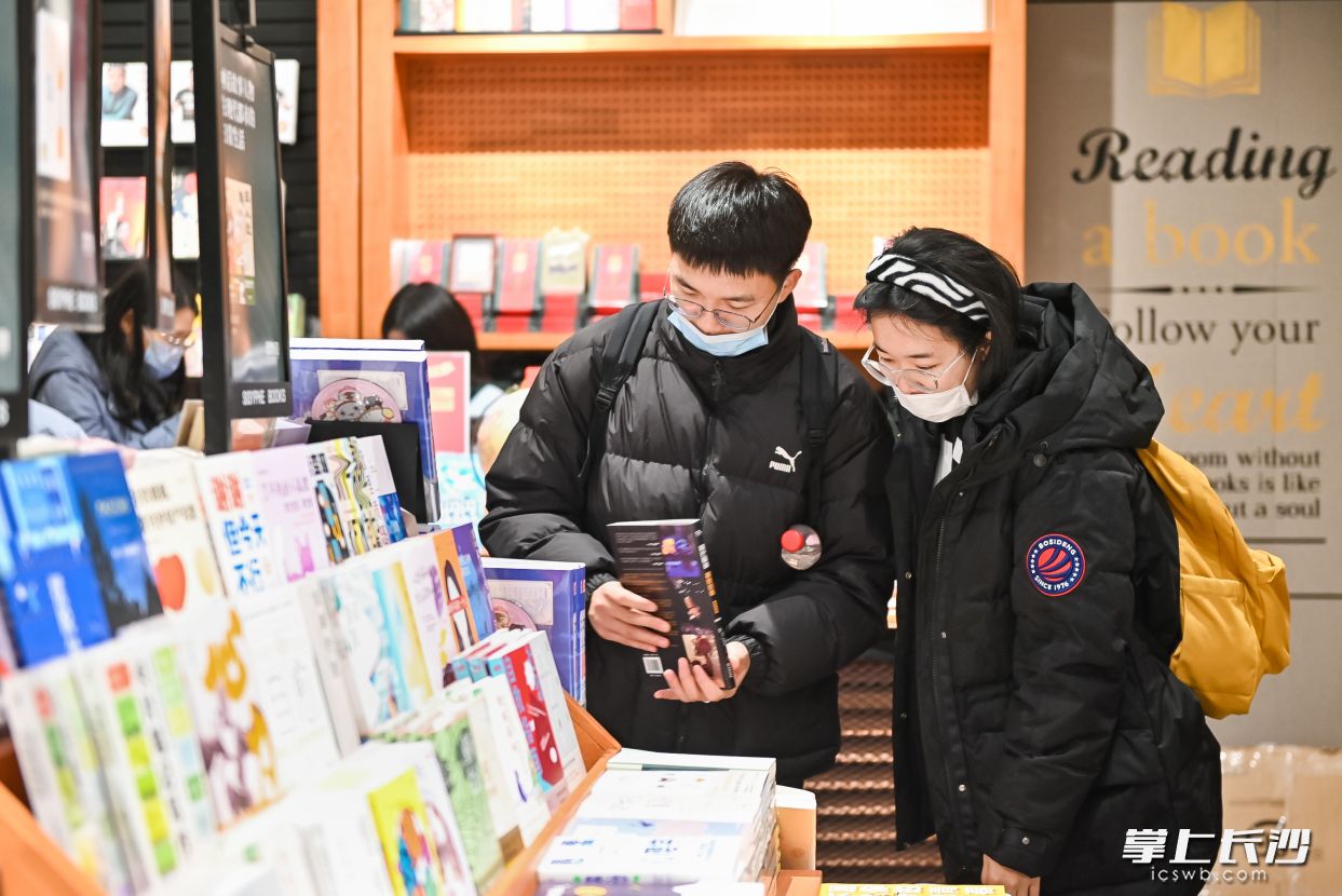 市民選購(gòu)圖書(shū)。