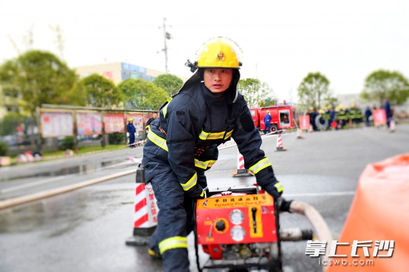 長(zhǎng)沙縣江背鎮(zhèn)專職消防隊(duì)隊(duì)長(zhǎng)陳閃在比武活動(dòng)中,。均為長(zhǎng)沙晚報(bào)通訊員胡宇波供圖
