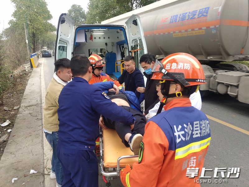 救援現(xiàn)場(chǎng)，消防員將傷者救出,，并送上救護(hù)車,。