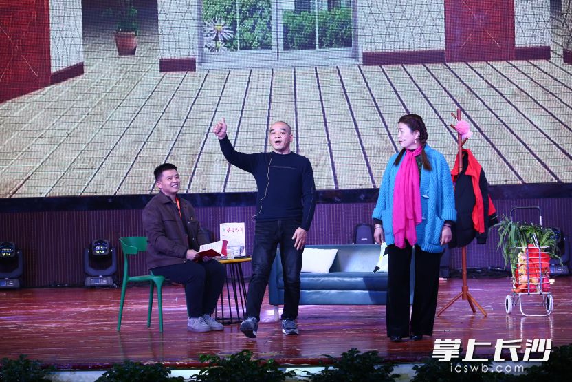 “紅星新春文藝匯”上,，居民們爭先曬才藝,。  均為長沙晚報通訊員莫煥偉攝