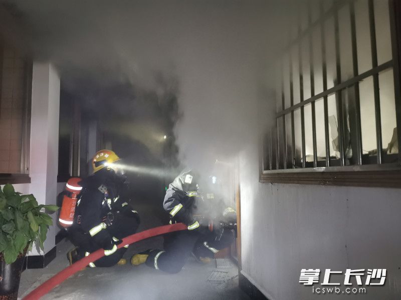 火災(zāi)現(xiàn)場,，消防員出水槍對火勢進行控制。均為長沙消防 供圖