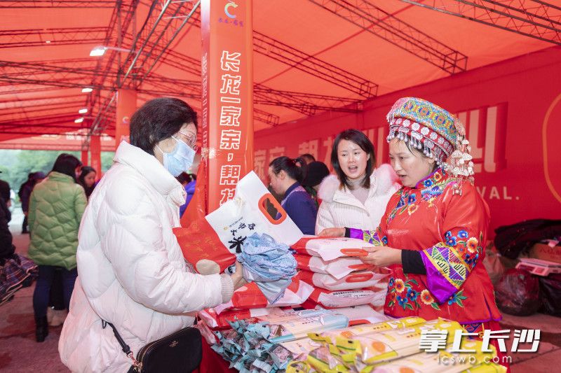 年貨節(jié)現(xiàn)場(chǎng)，長(zhǎng)沙干部職工,、市民群眾紛紛前來(lái)?yè)屬?gòu)龍山特色農(nóng)產(chǎn)品,。