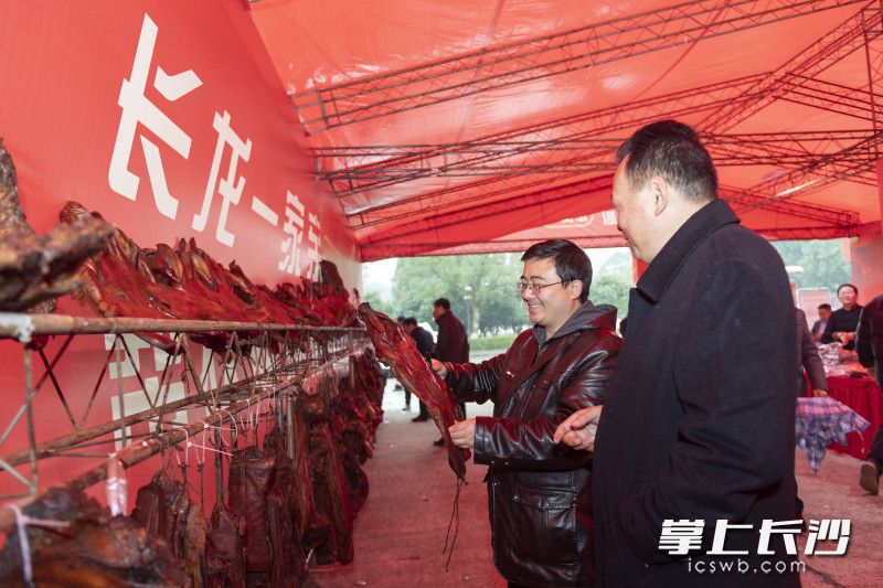 臘味制品前,，顧客駐足選購(gòu)。