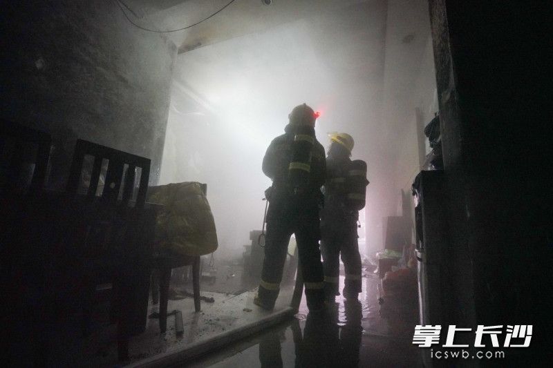 現(xiàn)場,，消防員對火勢進行控制,。均為長沙晚報通訊員 張佳欣 供圖