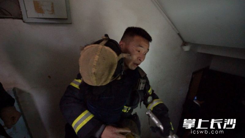 消防員將空氣呼吸面罩讓給孩子,，將兩名兒童成功救出,。