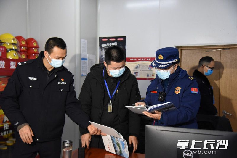 在寧兒婦產(chǎn)醫(yī)院,，消防監(jiān)督員聯(lián)合派出所民警檢查單位消防安全。均為長沙晚報全媒體記者 劉琦 攝