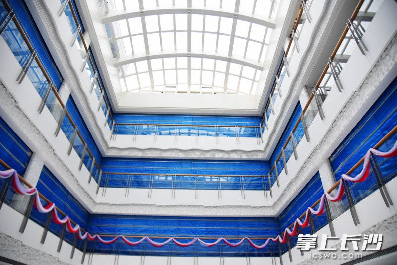 “火災(zāi)”發(fā)生后，大樓防火卷簾徐徐降落,。