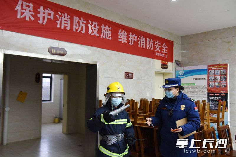 微型消防站隊員模擬“火災(zāi)”發(fā)生后著裝并撲救初期火災(zāi),。