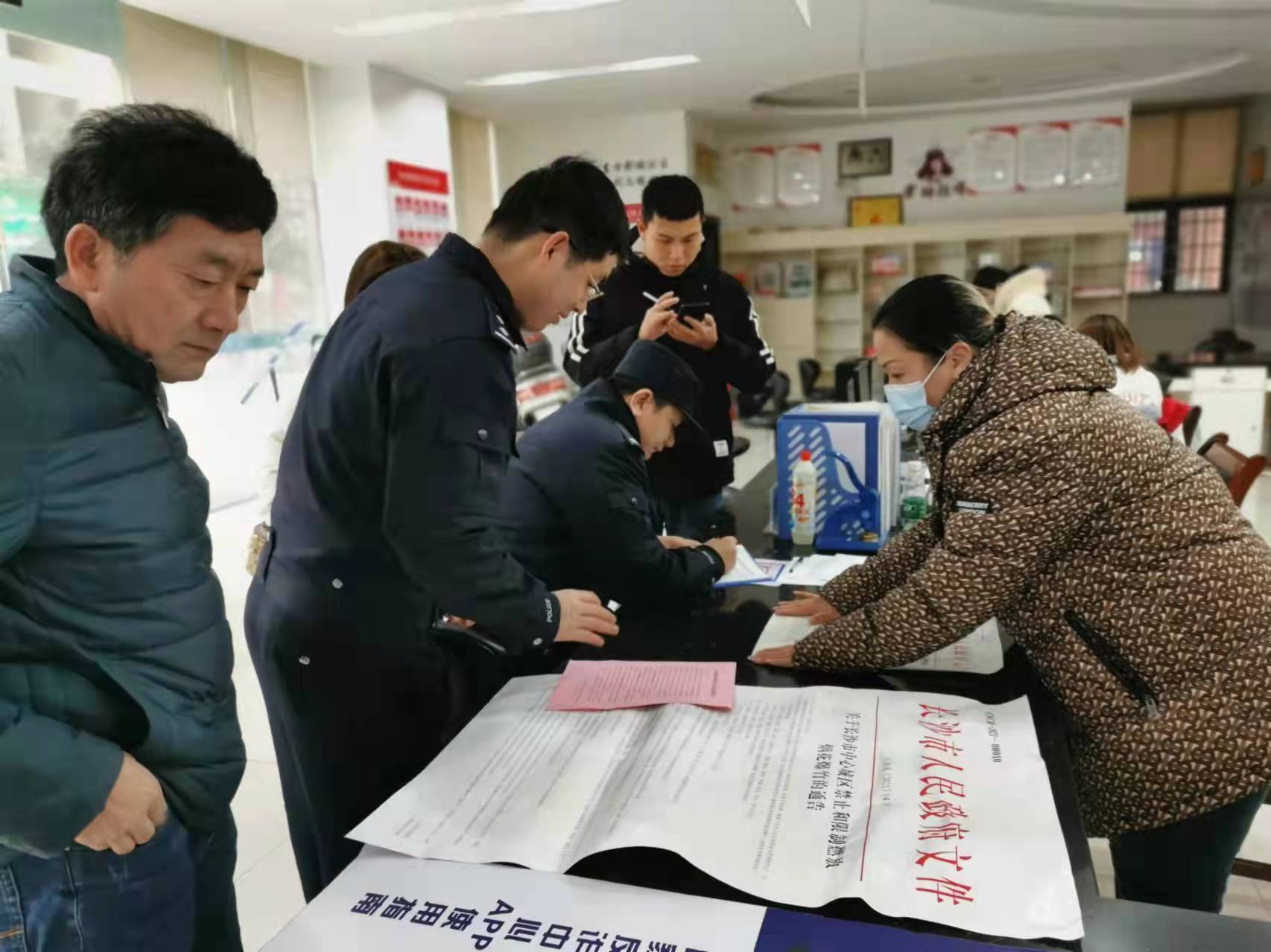 今日,，長沙公安民警聯(lián)合相關(guān)部門工作人員深入街道、社區(qū)督導(dǎo)煙花爆竹禁限放宣傳工作,。 長沙市公安局 治安支隊(duì)供圖