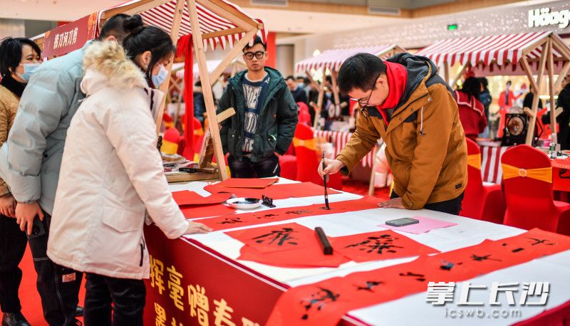現(xiàn)場(chǎng)寫對(duì)聯(lián)