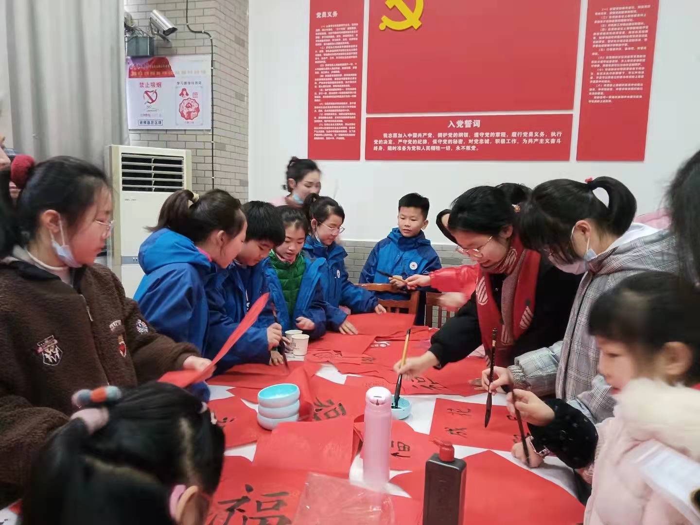 寫春聯(lián)、送“?！弊?，居民樂聚笑開顏。長(zhǎng)沙晚報(bào)通訊員  王文靜 攝