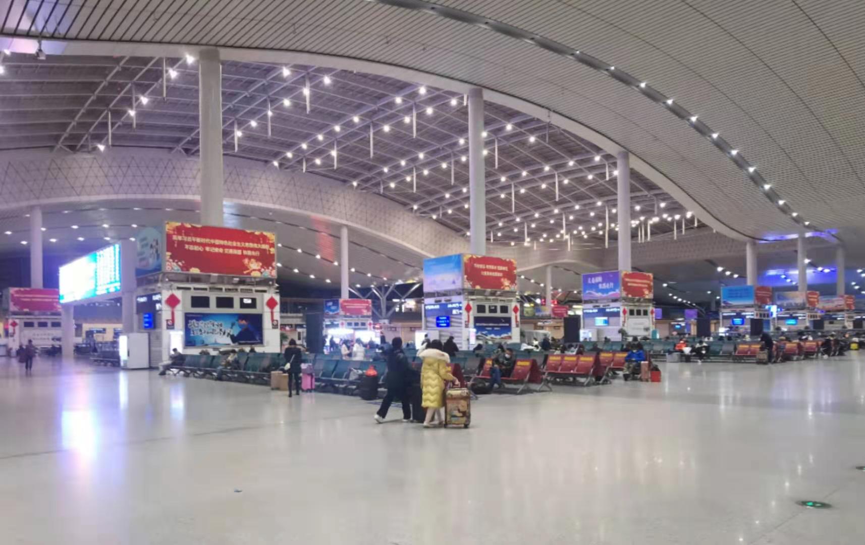 積極應(yīng)對低溫雨雪冰凍天氣，長沙火車南站候車大廳24小時(shí)開放,。 長沙晚報(bào)通訊員  侯文艷 攝
