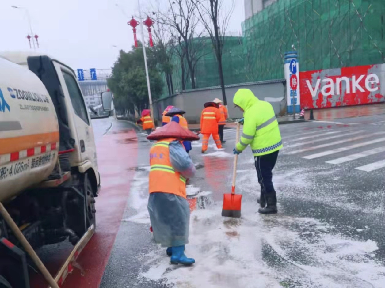 長(zhǎng)沙遭遇降雪,，雨花區(qū)環(huán)衛(wèi)部門積極撒鹽防冰,，全力保暢安,。 長(zhǎng)沙晚報(bào)通訊員  邱艷斌 攝 