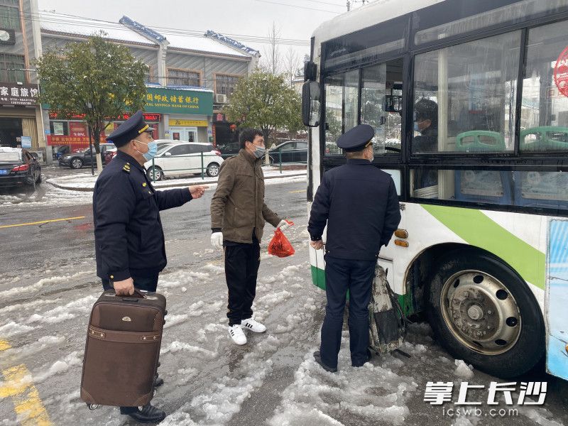 將河南老鄉(xiāng)送上公交車,，交代公交車司機(jī)提醒換乘,，又幫老鄉(xiāng)訂好回家的票，開慧行政執(zhí)法隊的隊員終于放下了心,。