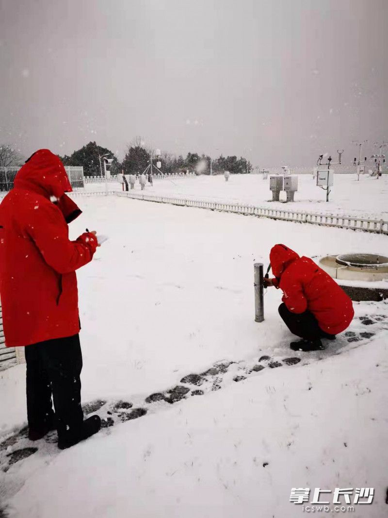 氣象監(jiān)測人員正在監(jiān)測積雪深度