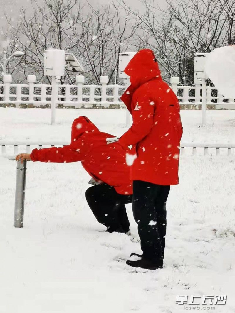 氣象監(jiān)測人員正在監(jiān)測積雪深度