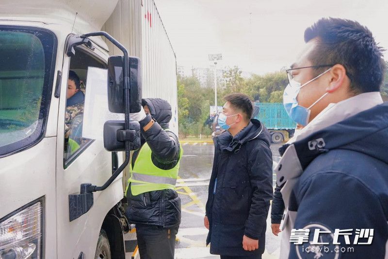 長沙縣交通運輸局貨運監(jiān)管人員紛紛走進各大物流園，分組,、分片區(qū)對開工物流園進行上門督查,。 長沙晚報通訊員 吳婉沁 攝