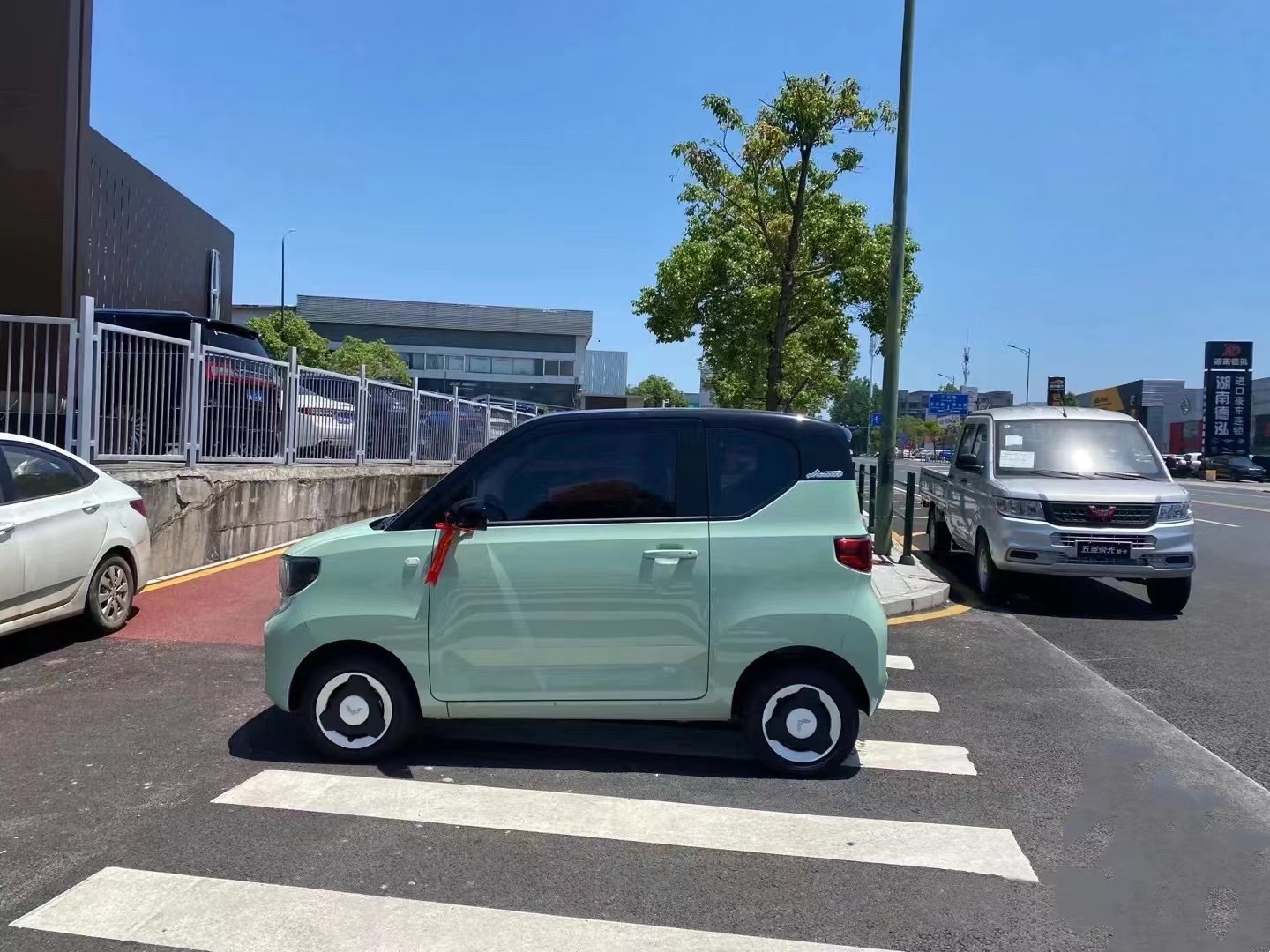 李女士的新能源座駕宏光MINIEV，馬卡龍色的車身清新可愛,。均為長沙晚報全媒體記者 范宏歡 攝