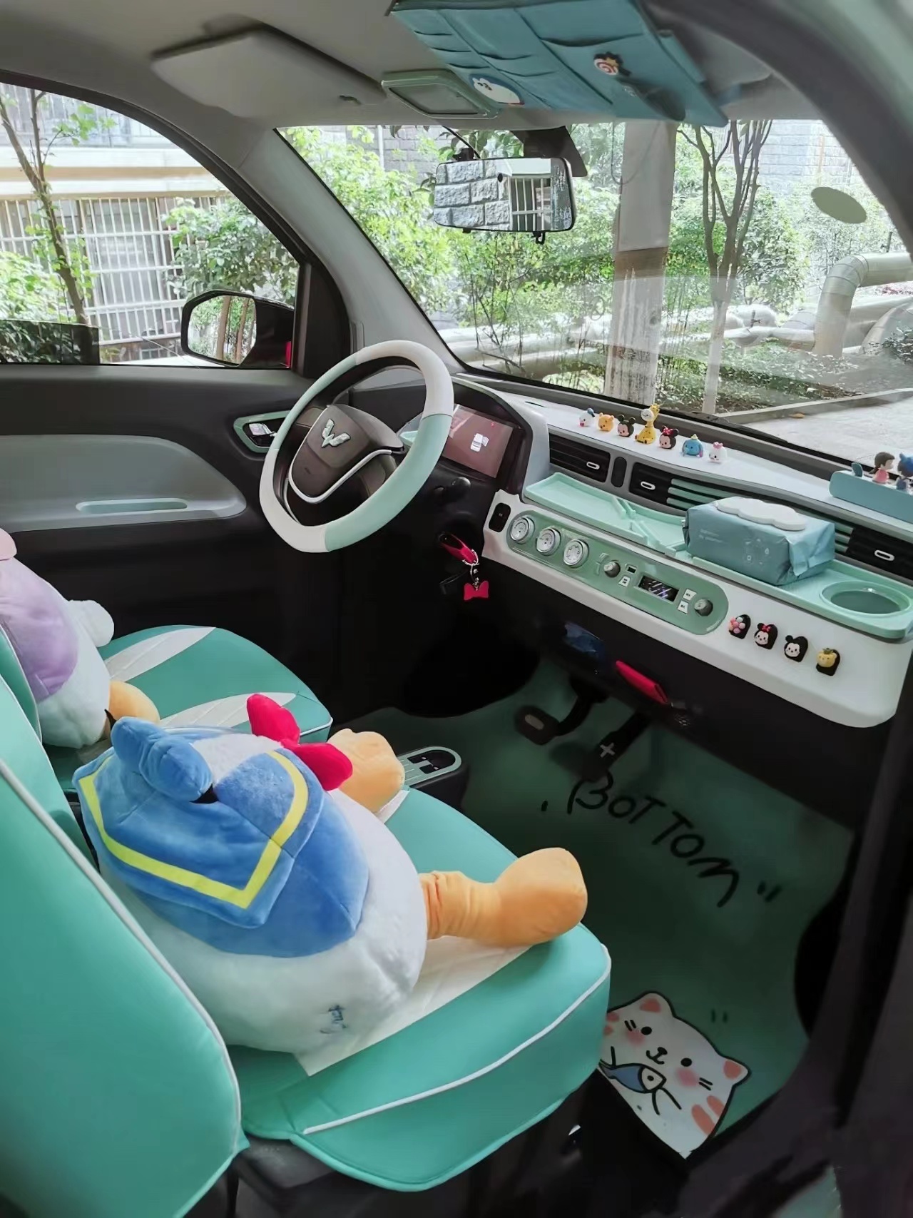 李女士為自己的愛車添置了許多車飾,，少女心十足,。