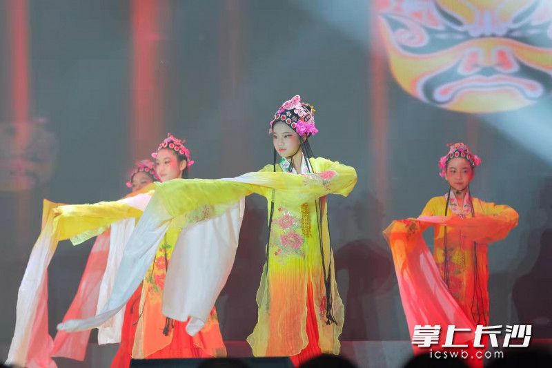 今日上午,，長沙縣2022年“五好”教育藝體科技工作會議在長沙縣黃花鎮(zhèn)黃龍小學舉行,，來自該縣24所中小學的420名師生向臺下觀眾獻上了一場融合藝術(shù),、體育,、科技元素的視覺盛宴。均為長沙晚報通訊員 章帝 攝
