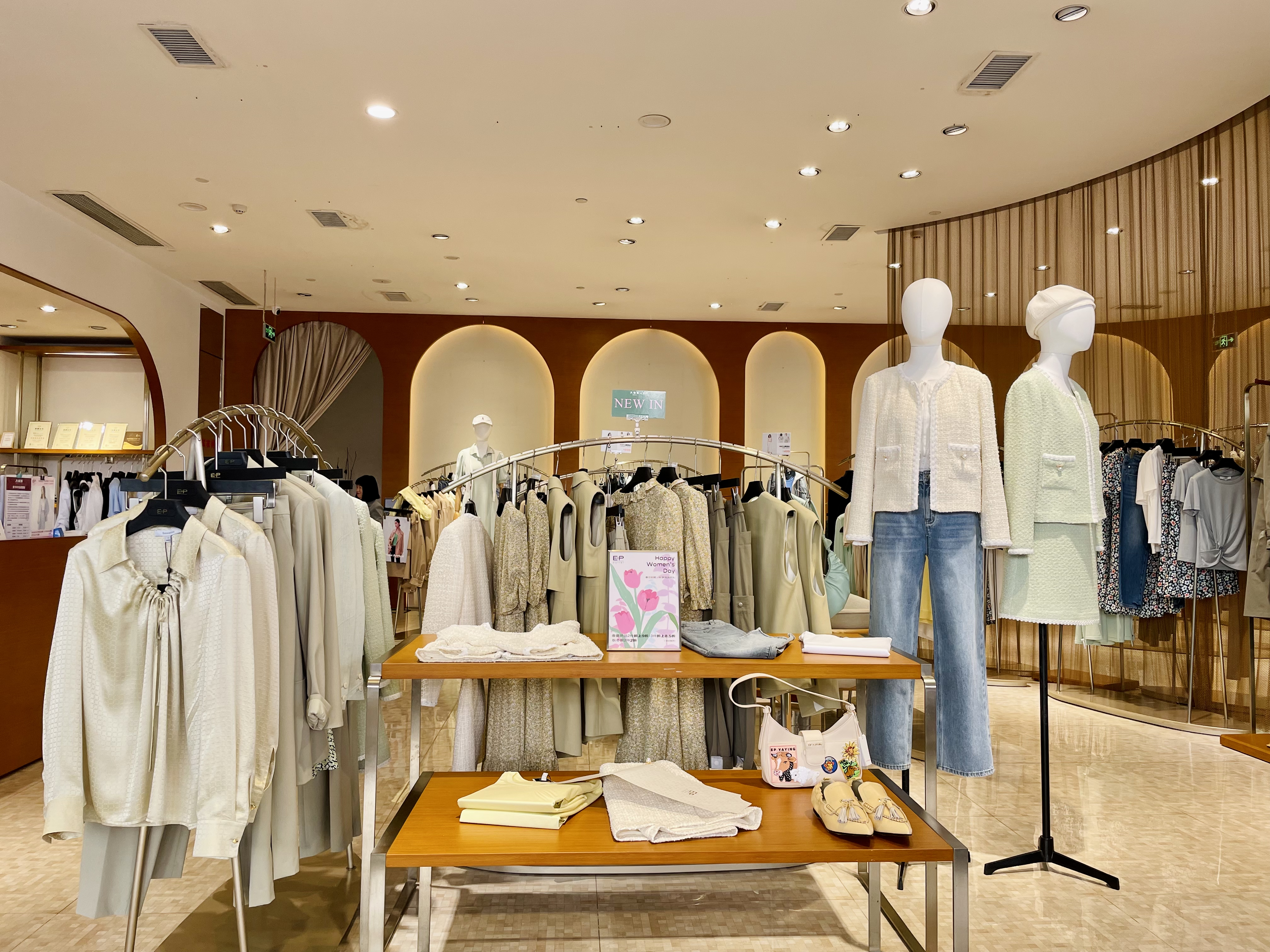 在九龍倉時(shí)代奧萊，品牌門店內(nèi)內(nèi)早已是“春色滿園”,。