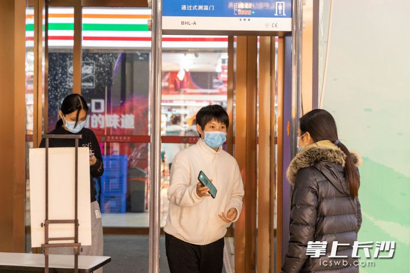 進出人員展示健康碼,。