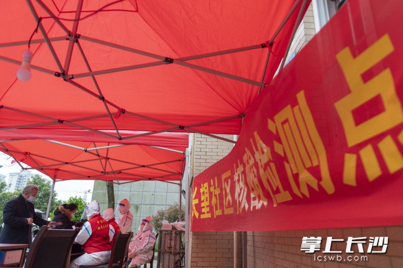 長望社區(qū)核酸檢測點。