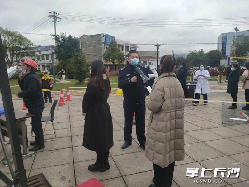 瀏陽市公安局金剛派出所所長朱長水在維持秩序。通訊員 供圖