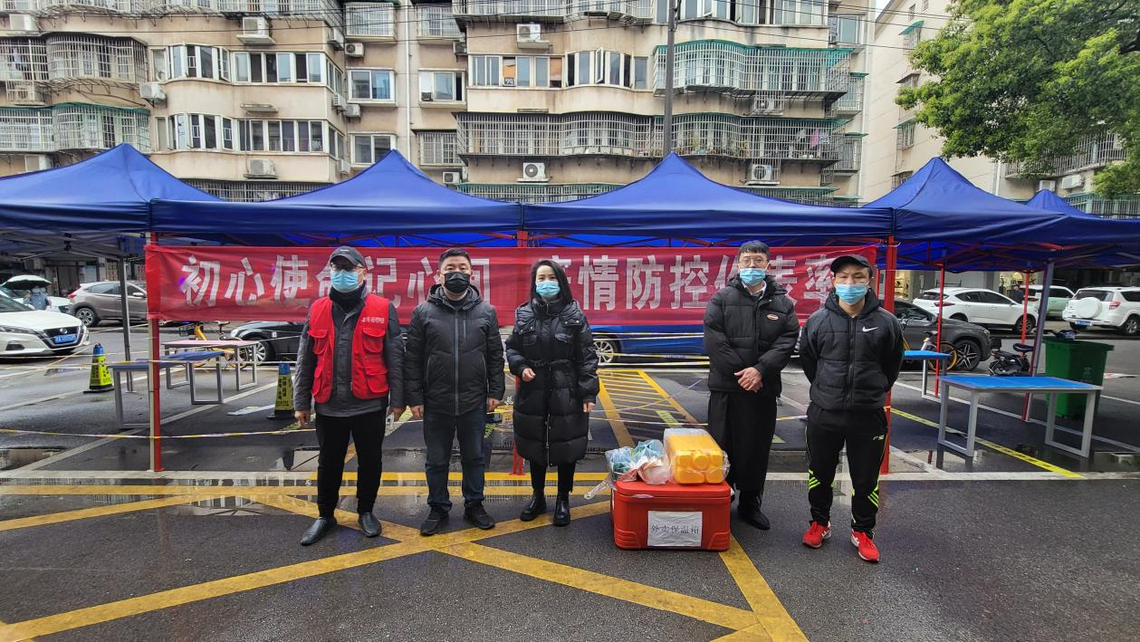 免費(fèi)愛心餐送給一線戰(zhàn)疫者。