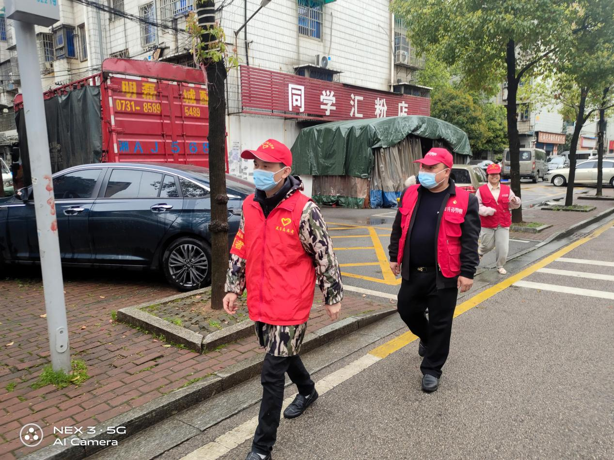 舒浩勇等志愿者在街上巡查,。