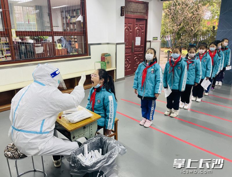學(xué)生們有序排隊(duì)進(jìn)行核酸檢測(cè),。長(zhǎng)沙晚報(bào)全媒體記者 鄒麟 通訊員 李華英 攝