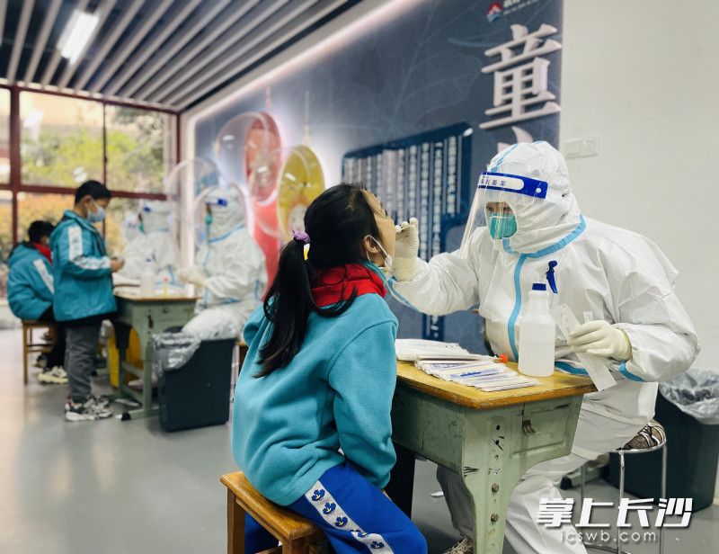 學(xué)生們有序排隊(duì)進(jìn)行核酸檢測(cè)。長(zhǎng)沙晚報(bào)全媒體記者 鄒麟 通訊員 李華英 攝