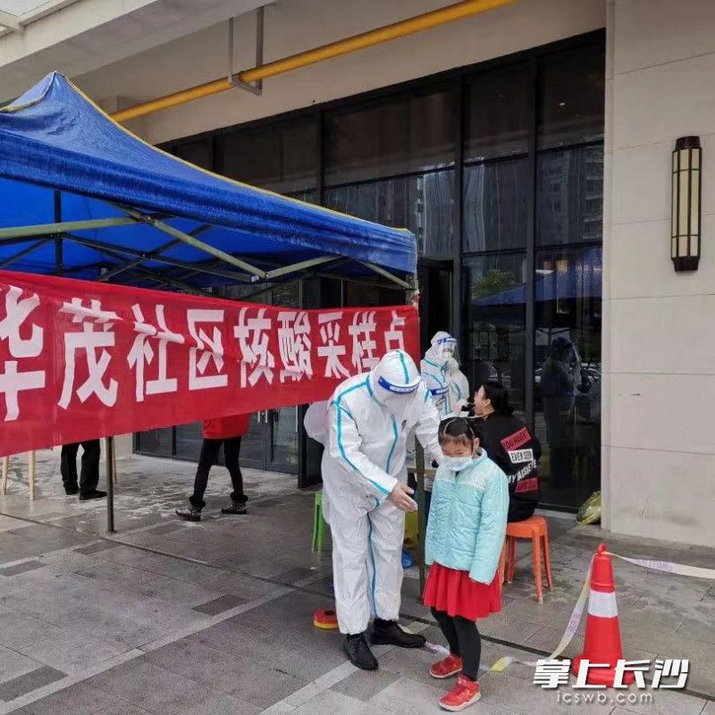 王奔宇（左）在梅溪湖街道華茂社區(qū)做志愿者。