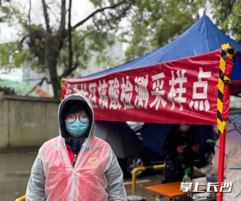 賓俐協(xié)助醫(yī)護人員在社區(qū)完成核酸采樣工作,。
