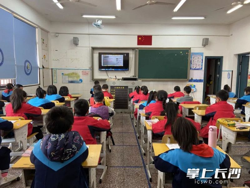 在博才洋湖小學的2105班上,，一堂居家老師、在校學生、居家學生“三方聯(lián)動”的數(shù)學課正在進行,。均為學校供圖